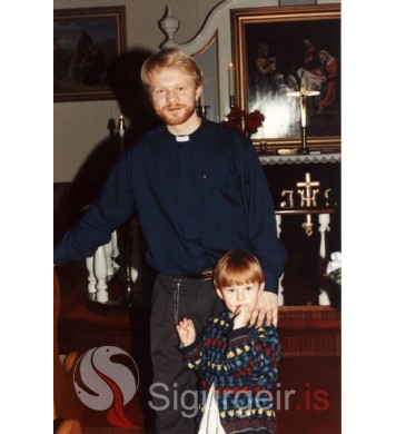 Sr. Bjarni Karlsson.