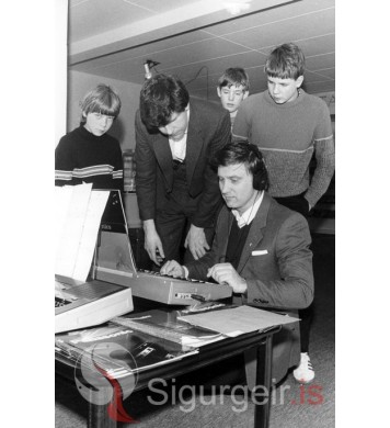 Í videoleigunni Músík og myndir.