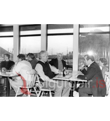 Í Friðarhafnarskýlinu.