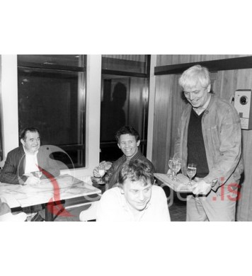 Í Friðarhafnarskýlinu.