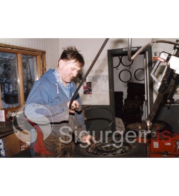 Á Hjólbarðastofunni.