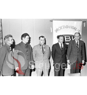 Afhending gullmerkis.