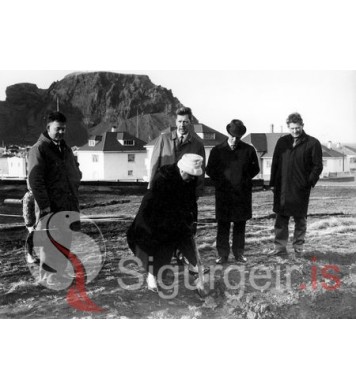 Fyrsta skóflustungan að nýju sjúkrahúsi.