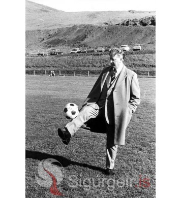 Albert lipur með boltann.