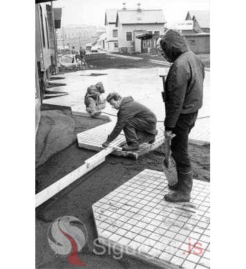 Vinna við Bárustíginn.