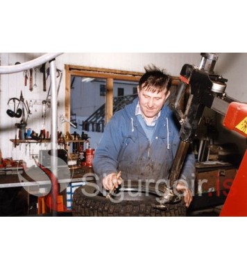 Á Hjólbarðastofunni.