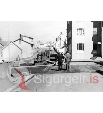 Kirkjuvegurinn malbikaður.