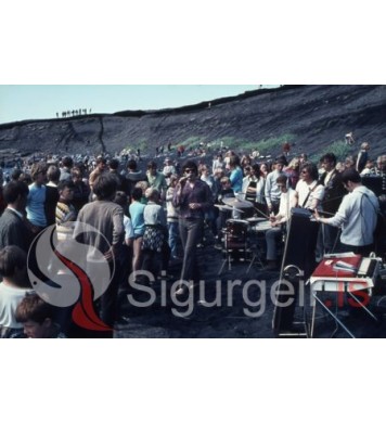 Logar spilar í Klaufinni.