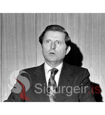 Geir Hallgrímsson, forsætisráðherra.  