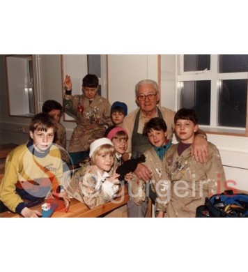 Sveinn smíðakennari ásamt nemendum.