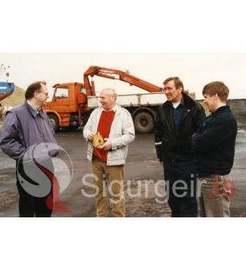 Spjallað á bryggjunni.