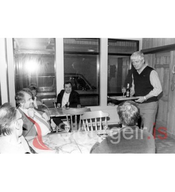 Í Friðarhafnarskýlinu.