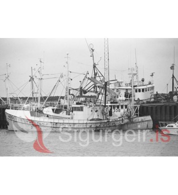 Við Nausthamarsbryggju.