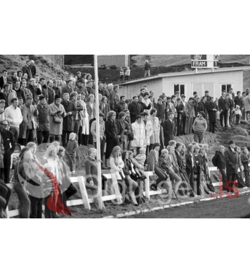 Hópmynd á malarvellinum.