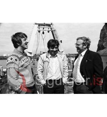 Spjallað á bryggjunni.