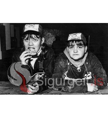 Skólastelpur í atinu í Fiskiðjunni.