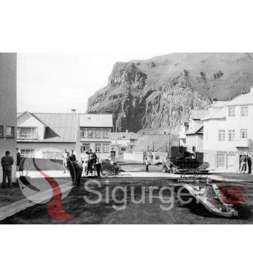 Kirkjuvegurinn malbikaður.