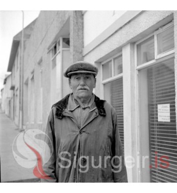 Jón snari.