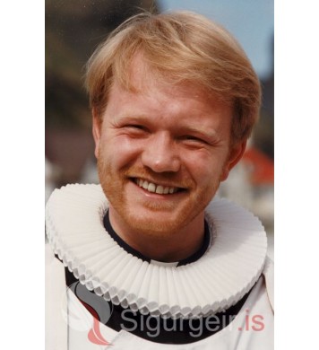 Sr. Bjarni Karlsson.