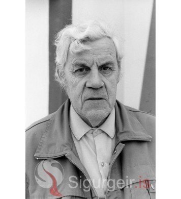 Sigurgeir á símanum.