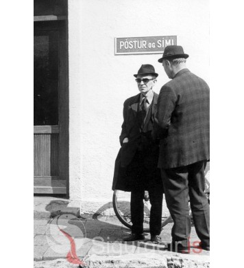 Fyrir framan Póst og Síma