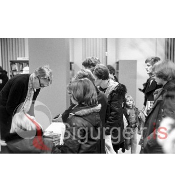 Á Bókasafni Vestmannaeyja.