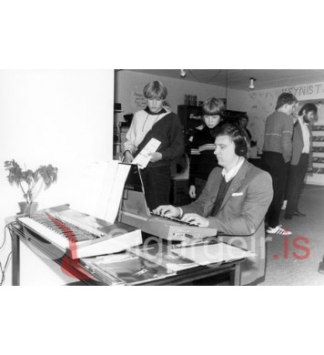 Í videoleigunni Músík og myndir.