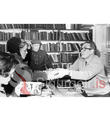 Á Bókasafni Vestmannaeyja.